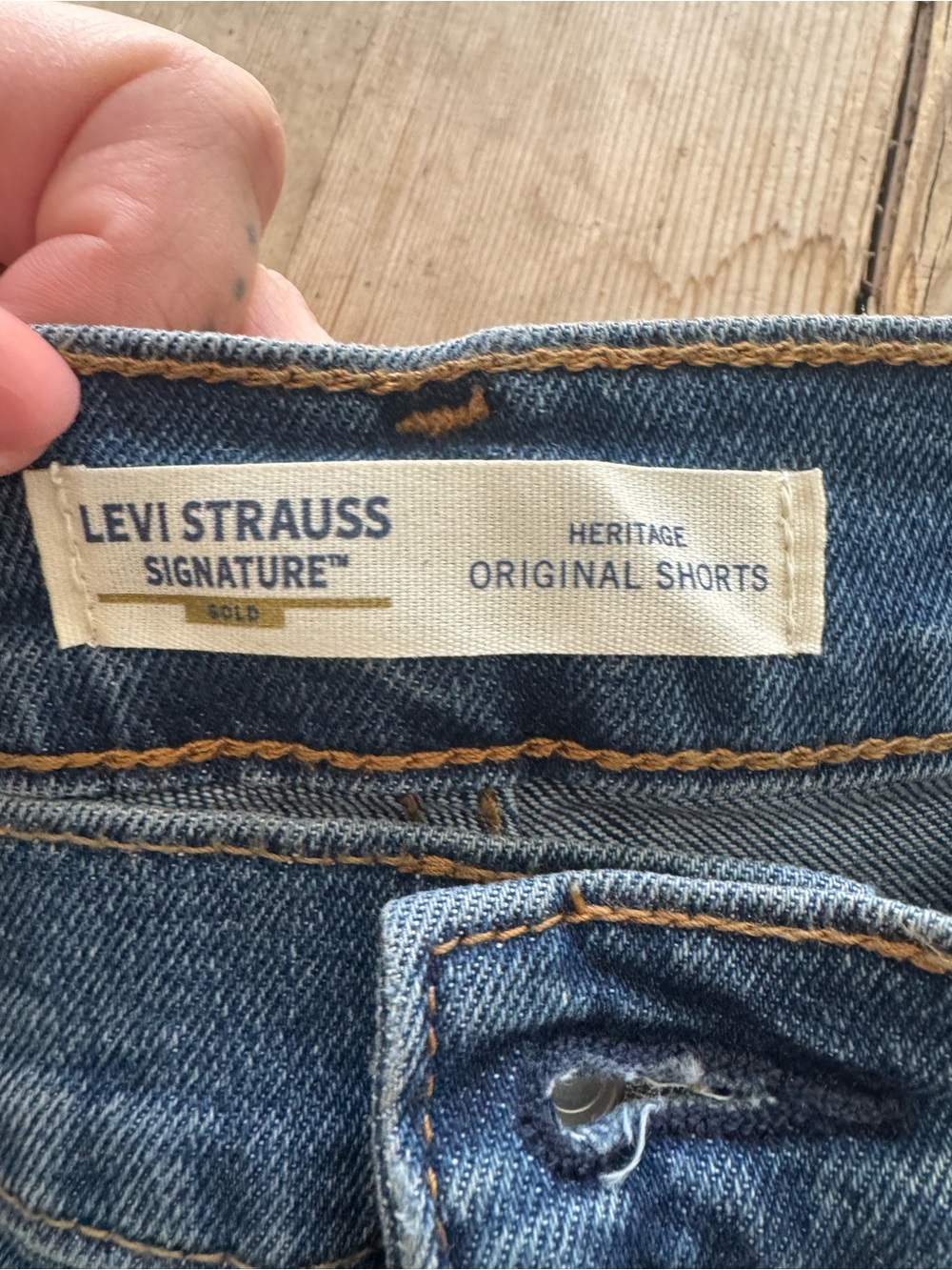 NWT Levi’s Denim High-Rise Frayed Hem Women's Shorts size 18 / 34 - Picture 5 of 9